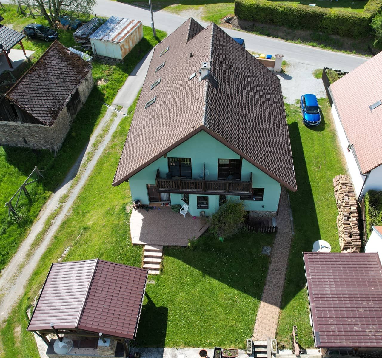 stare hute- dronprofi Natáčení nemovitosti pomocí dronu
